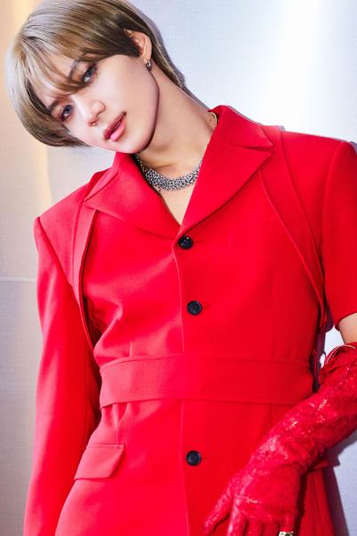 Taemin%252520Want%252520Red%252520Suit%252520and%252520gold%252520shadow.jpg?width=402&height=603