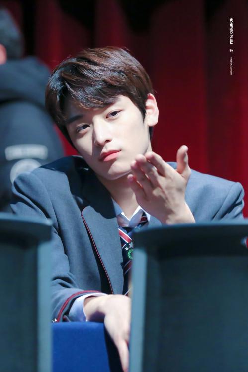 DZdciJmVQAEnR0d.jpg%3Alarge?width=500&he