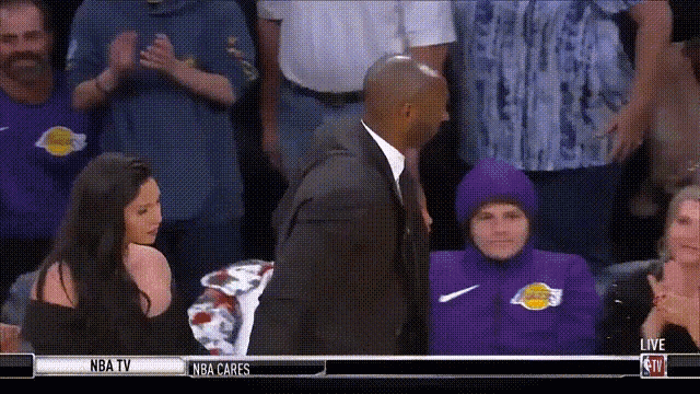 kobe-leave-early-kobe-embarass.gif?width=800&height=450